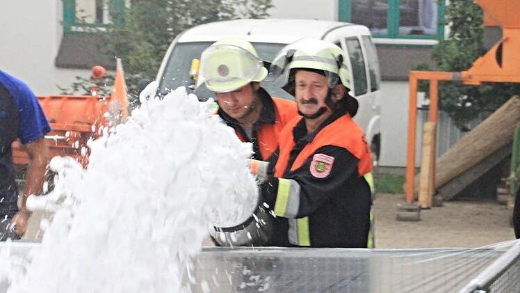 Den Einsatz von Löschschaum demonstrierte die Feuerwehr Untermerzbach. Damit kann man zum Beispiel einen unzugänglichen Kellerraum füllen, um Flammen zu ersticken.  Fotos: Helmut Will
