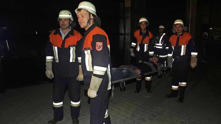Einsatzleiter Michael Kuhn (Mitte) weist die einzelnen Hilfstrupps in ihre Aufgabe ein. Foto: StefanGeiger