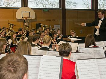 Ein beindruckendes Benefizkonzert gab das symphonische Kreisorchester des Nordbayerischen Musikbundes unter der Leitung von Kreisdirigent Benedikt Feustel in der Maintalhalle in Untertheres. Die Zuhörer dankten mit stehenden Ovationen.