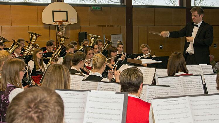 Ein beindruckendes Benefizkonzert gab das symphonische Kreisorchester des Nordbayerischen Musikbundes unter der Leitung von Kreisdirigent Benedikt Feustel in der Maintalhalle in Untertheres. Die Zuhörer dankten mit stehenden Ovationen.