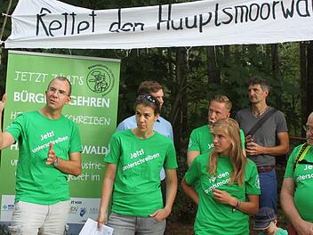 Zum Auftakt des Bürgerbegehrens versammelten sich die Initiatoren an der Armeestraße. Fotos: Niklas Schmitt (2), Stefan Fößel (2)