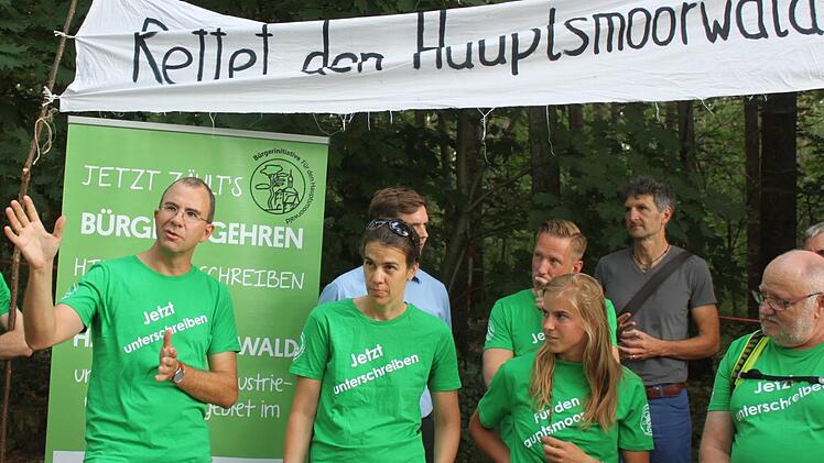 Zum Auftakt des Bürgerbegehrens versammelten sich die Initiatoren an der Armeestraße. Fotos: Niklas Schmitt (2), Stefan Fößel (2)