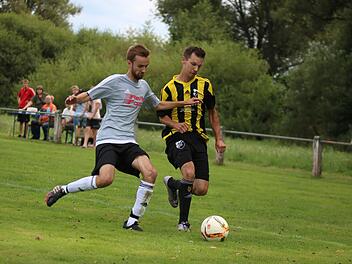Simon Schwarzenbach (re.) peilt mit der DJK Wimmelbach einen Derbysieg gegen Heroldsbach an. Im Hinspiel fehlte der Spielertrainer, seine Mannschaft verlor mit 0:2.  Foto: Matthias Hofmann/Archiv