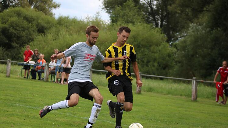 Simon Schwarzenbach (re.) peilt mit der DJK Wimmelbach einen Derbysieg gegen Heroldsbach an. Im Hinspiel fehlte der Spielertrainer, seine Mannschaft verlor mit 0:2.  Foto: Matthias Hofmann/Archiv