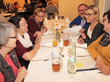 Werner Oppel mit einigen Unternehmerfrauen beim Stammtisch in Forchheim  Foto: Carmen Schwind