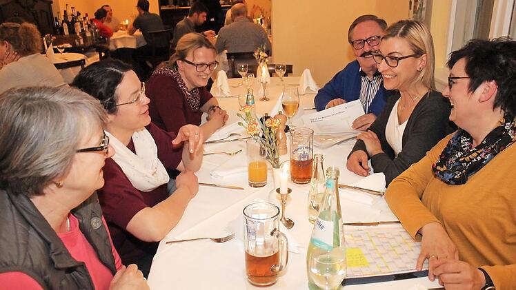 Werner Oppel mit einigen Unternehmerfrauen beim Stammtisch in Forchheim  Foto: Carmen Schwind