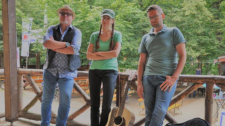 Heuer gibt es traurige Gesichter am Greif-Keller-Musikpodest: Dieter  Zimmerer, Eva Knorr und Daniel Saffer sind zur Untätigkeit gezwungen. Foto: Leo Hühnlein