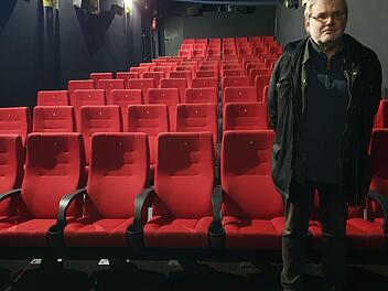 Das Cineplex Kulmbach bleibt vorerst weiter geschlossen, auch wenn es aufgrund der gesunkenen Inzidenz eigentlich öffnen dürfte. Mit den derzeitigen Einschränkungen mache das aber keinen Sinn, sagt Theaterleiter Werner Kampe.