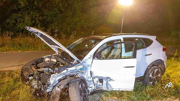 Schwerer Unfall auf Staatsstra&szlig;e: Fahrer*in spurlos verschwunden
