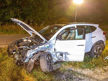 Schwerer Unfall auf Staatsstra&szlig;e: Fahrer*in spurlos verschwunden