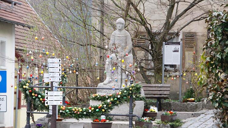 Der geschmückte Egilolf-Brunnen beim alten Rathaus in der Ortsmitte