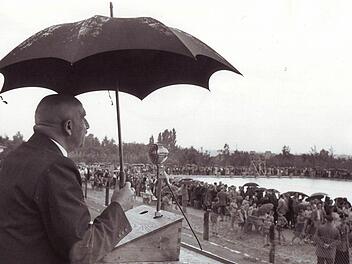 Die verregnete Eröffnungsfeier mit Bambergs früherem OB Luitpold Weegmann im Juli 1953  Foto: Emil Bauer/Stadtarchiv
