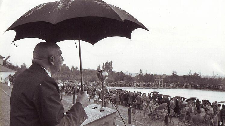 Die verregnete Eröffnungsfeier mit Bambergs früherem OB Luitpold Weegmann im Juli 1953  Foto: Emil Bauer/Stadtarchiv