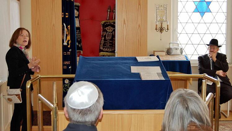 Blick in die Josef-Weissler-Synagoge (Betsaal); im Foto Marlies Walter und Rabbiner Tuvia Hod