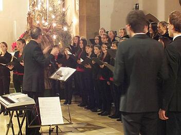 Toni Rotter dirigierte den Jugendchor, der mit einigen Männerstimmen verstärkt war. Fotos: Manfred Welker