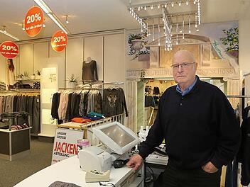 Der Ausverkauf läuft: Karl-Hans Hartmann schließt sein Damenmodengeschäft in wenigen Wochen. Foto: Barbara Herbst