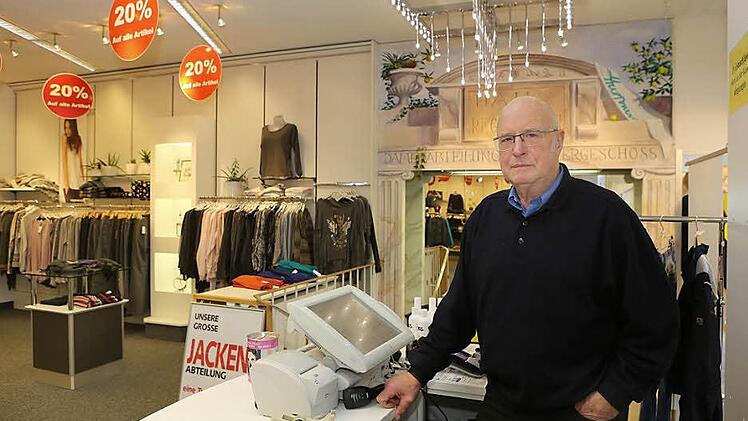 Der Ausverkauf läuft: Karl-Hans Hartmann schließt sein Damenmodengeschäft in wenigen Wochen. Foto: Barbara Herbst