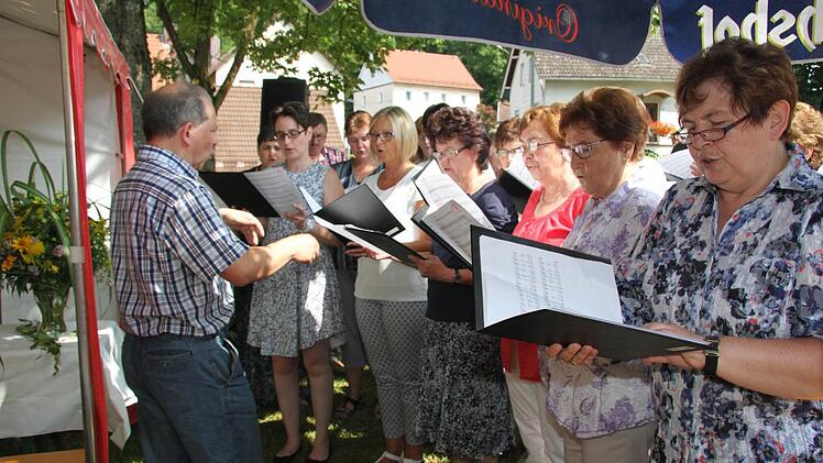 Der Gesangverein Kirchleus schmückte die Veranstaltung mit Liedern aus. Fotos: Sonny Adam