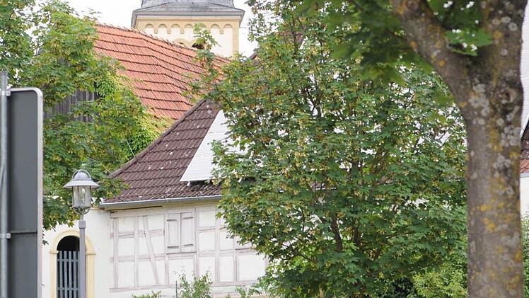 Im Hintergrund der Turm der Gnötzheimer Kirche, aus Sicht der Zehntscheune - bitte beachten: die Photovoltaikmodule auf dem Dach.