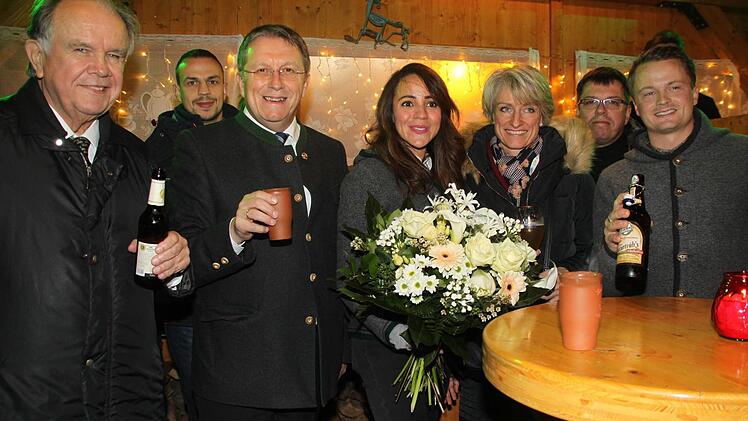 Sie stoßen auf eine erfolgreiche Saison im Winterdorf an: Ehrenbürger Hans Albert Ruckdeschel, OB Henry Schramm, Anna Grauberger, Andrea Schramm und Kurt Grauberger (vorne, von links). Foto: Dagmar Besand