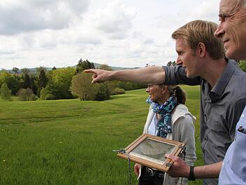 Unter dieser Wiese schlummert der Altort: Nils Ostermeier (Mitte) von der Uni Würzburg stellt das Ergebnis der archäologischen Untersuchung vor. Initiator Gerhard Morber und 2. Bürgermeisterin Beatrix Lieb können kaum fassen, dass die Funde so ein eindeutiges Bild zeichnen. Foto: Ulrike Müller