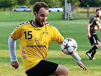 Beim Handball ist f&uuml;r Sebastian Weber am Kreis vor allem voller K&ouml;rpereinsatz und Kampf gefragt. Beim Fu&szlig;ball bewies er bereits im vergangenen Jahr, dass er es auch filigran kann.  Foto: Jens Gundermann/Archiv