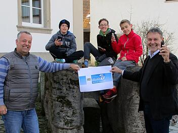 Am Rathaus wurde der erste Hotspot eingerichtet. Bürgermeister Gerhard Wunder (rechts) und Kämmerer Rainer  Deuerling sind stolz darauf, die erste Kommune im Landkreis zu sein, die mit dem Hotspot in Betrieb geht. Toni, Nils und Philipp freuen sich über das neue Angebot.Susanne Deuerling