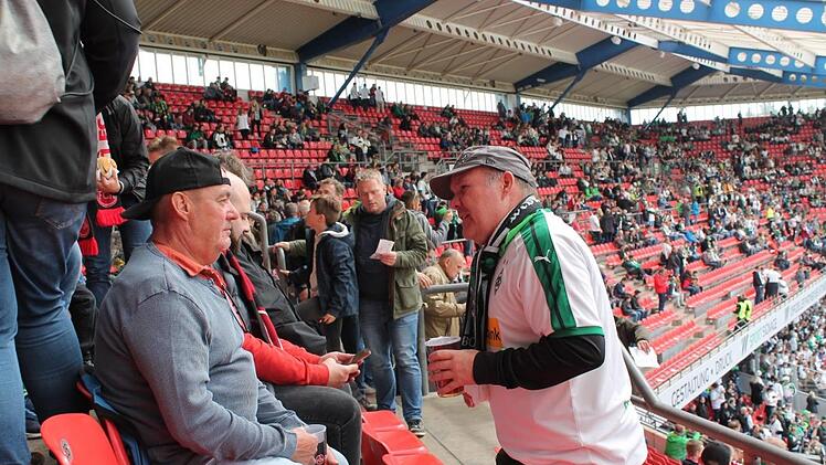 Dieter Reißenweber (links) und Andreas Wedel im Fachgespräch vor dem Bundesliga-Spiel zwischen dem Club und Gladbach