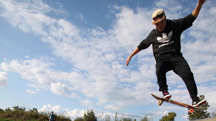 ... wie zum Beispiel der Asphalt oder die scharfen Kanten. Der Park in Forchheim-Nord schrecke leider  gerade junge Skateboard-Anfänger ab. Foto: Ronald Heck