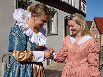 Heimatspielchefinn Claudia Kind (links) hilft Janine Kunze beim Anziehen ihres Kostüms. Am Sonntag wird die 22-Jährige erstmals die Ottilia spielen. Claudia Kind steht ihr als Appolone zur Seite. Thomas Malz