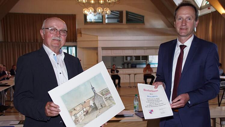Ganz besondere Abschiedsgeschenke hatte Bürgermeister Michael Ziegler (rechts) organisiert: Beim in Eltmann lebenden Künstler Ryszard Opalinsky gab er Gemälde mit Motiven aus Eltmann beziehungsweise dem jeweiligen Stadtteil in  Auftrag - und auch die Urkunden sind handgeschöpft. Nach 42 Jahren im Gremium wurde Bruno Wittig aus Dippach  (links) verabschiedet.