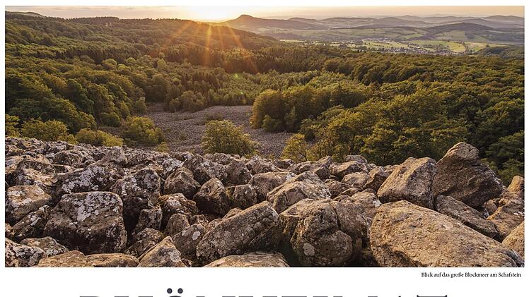 In seinem Rhön-Kalender "Rhönheimat 2021" präsentiert Jürgen  Hüfner jahreszeitliche Impressionen aus dem "Land der Offenen Fernen".   Hier das Titelbild mit dem Schafstein-Blockmeer bei Sonnenuntergang.  Foto: Jürgen Hüfner