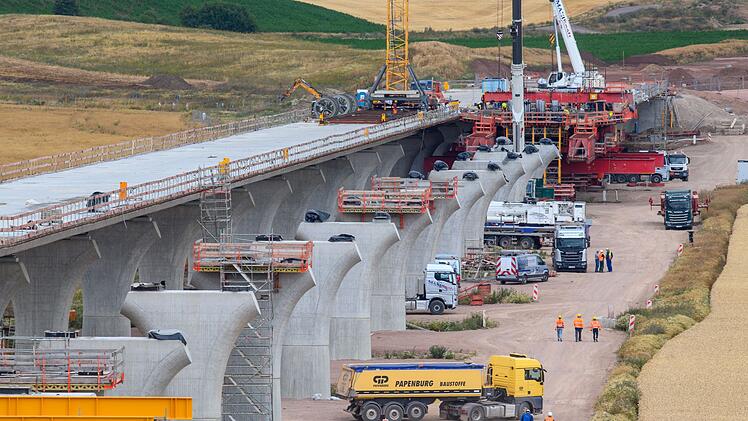 Verschub des Stahlüberbaus der Saalebrücke