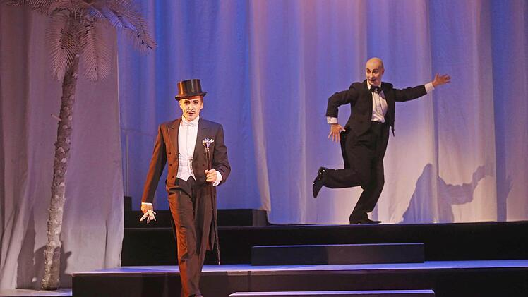 Szene aus "Ball im Savoy" am Landestheater CoburgFoto: Henning Rosenbusch