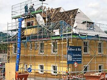 Der Gemeinderat hofft, dass die geplanten Maßnahmen für das alte Rathaus aus dem "Kommunalen Investitionsprogramm" (KIP) des Freistaats gefördert werden. Unser Bild entstand im Juni 2014, als das Gebäude ein neues Dach erhielt. Foto: BR-Archiv/Matthias Beetz