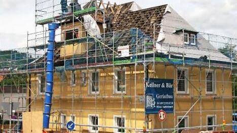 Der Gemeinderat hofft, dass die geplanten Maßnahmen für das alte Rathaus aus dem "Kommunalen Investitionsprogramm" (KIP) des Freistaats gefördert werden. Unser Bild entstand im Juni 2014, als das Gebäude ein neues Dach erhielt. Foto: BR-Archiv/Matthias Beetz