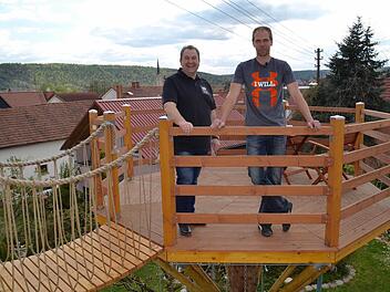 Daniel Schmitt auf der Baumterrasse, die er mit seinem Vater gebaut hat. Neben ihm steht Mario Digel, der das Preisgeld zum Selbermacher des Monats übergeben hat. Foto: Kathrin Kupka-Hahn