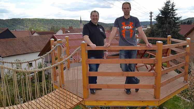 Daniel Schmitt auf der Baumterrasse, die er mit seinem Vater gebaut hat. Neben ihm steht Mario Digel, der das Preisgeld zum Selbermacher des Monats übergeben hat. Foto: Kathrin Kupka-Hahn