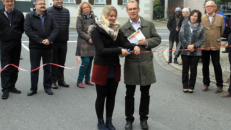 Markteröffnung am Vormittag: Erster Bürgermeister Wolfgang Desel und Katharina Nüsslein durchschnitten das Band als Startschuss zum Herbst- und Bauernmarkt. Foto: Bertram Wagner