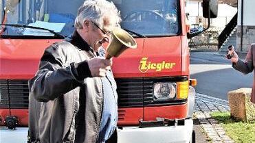 Mit der alten Ortsschelle läutete Paul Antlitz die Bekanntgabe der erreichten Euro-Summe durch Ortssprecher Mario Krebs (rechts) ein.