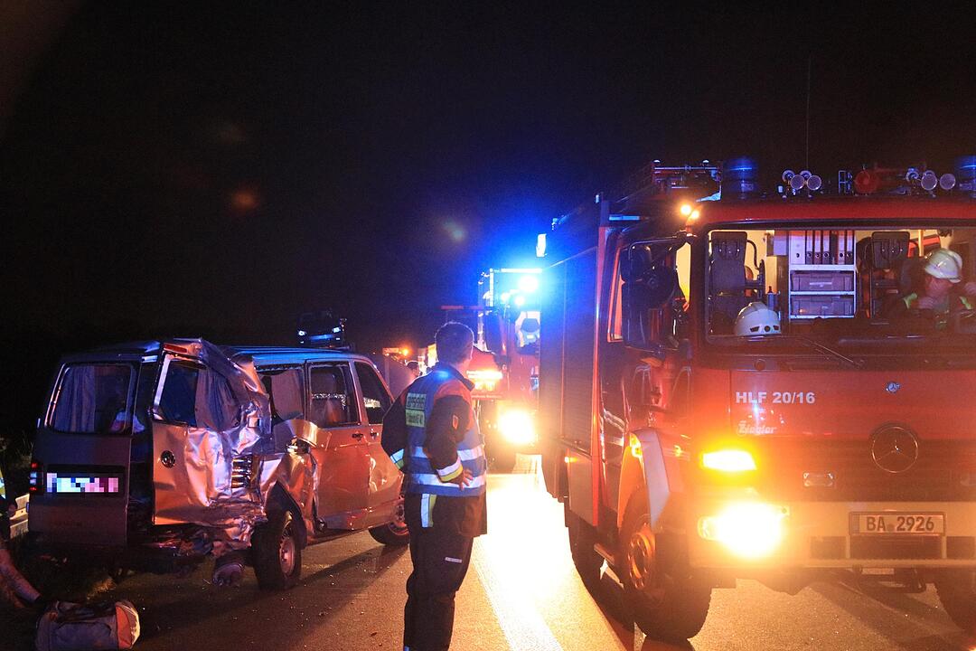 Autotransporter kracht in Stauende