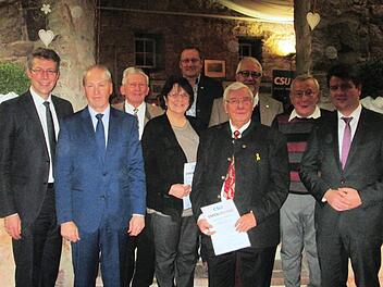 Markus Blume (links) und Detlef Heim (2. von links) sowie Sandro Kirchner (rechts) dankten der Trägern der Goldenen Ehrennadel für die erwiesene Treue (von links) Karl Heilmann, Hildegard Sommerfeld, Willy Volkert, Wolfgang Sommerfeld, Gerhard Hollweck und Eugen Weigand.Winfried Ehling