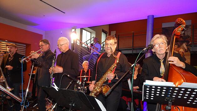 Sie sind Jazz-Virtuosen, gaben Kostproben ihres K&ouml;nnens einem enthusiastischem Publikum, das ihnen stehende Ovationen bereitete: Micha Winkler, Daniel Hoffman , Sepp Roth, Pit Brendel,Silke Krause(verdeckt) und Conny Fischer-Andreassohn (von links). Foto: Horst Wunner