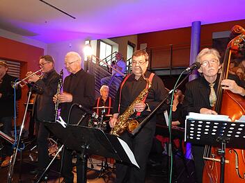 Sie sind Jazz-Virtuosen, gaben Kostproben ihres Könnens einem enthusiastischem Publikum, das ihnen stehende Ovationen bereitete: Micha Winkler, Daniel Hoffman , Sepp Roth, Pit Brendel,Silke Krause(verdeckt) und Conny Fischer-Andreassohn (von links). Foto: Horst Wunner