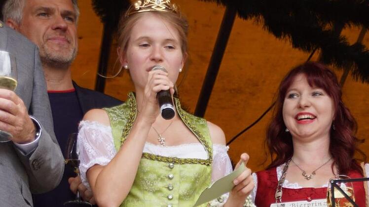 Wein und Bier gehören in Zeil zusammen: Abt-Degen-Weintal-Prinzessin Anna-Lena Werb und Bierprinzessin Kerstin FriedrichSabine Weinbeer
