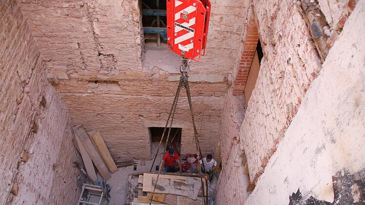In den  historischen Aufzugsschacht aus der Zeit Littmanns wird ein Betonskelett für den neuen Aufzug eingebaut.Ralf Ruppert