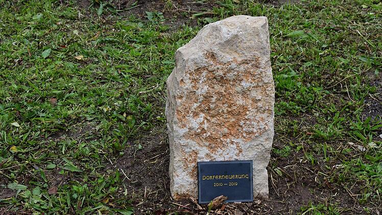 Dieser Stein an der Lillinger Höhe soll beide Orte verbinden.  Foto: Petra Malbrich