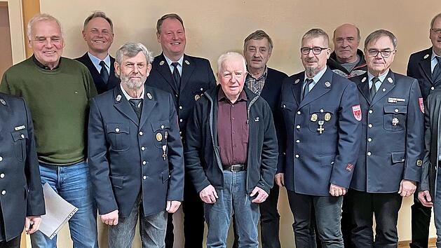 Die Feuerwehr in Wildflecken hat treue Mitglieder geehrt. Unser Bild zeigt (von links): Vorsitzenden Harry Sch&auml;fer, Dieter Gundelach (55 Jahre), Martin Voigt (25 Jahre), Walter Erb (55 Jahre), Manfred M&uuml;ller (45 Jahre), Georg Gundelach (70 Jahre),...