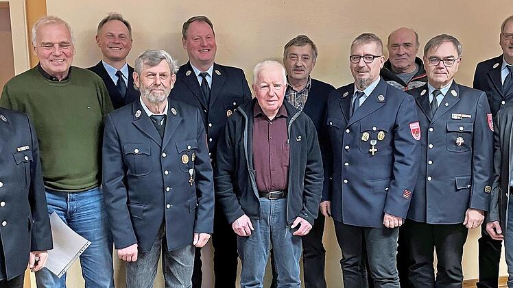 Die Feuerwehr in Wildflecken hat treue Mitglieder geehrt. Unser Bild zeigt (von links): Vorsitzenden Harry Schäfer, Dieter Gundelach (55 Jahre), Martin Voigt (25 Jahre), Walter Erb (55 Jahre), Manfred Müller (45 Jahre), Georg Gundelach (70 Jahre),...