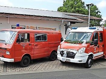 Altes und neues Fahrzeug nebeneinander.